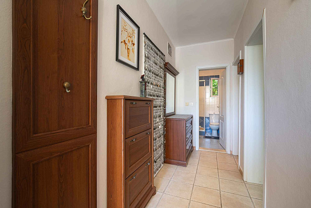 Three-Bedroom Ground-Floor Apartment with Private Entrance and Sea View — photo 23